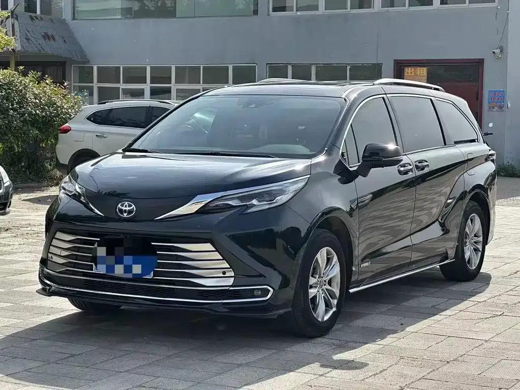 Toyota Sienna — фото 1