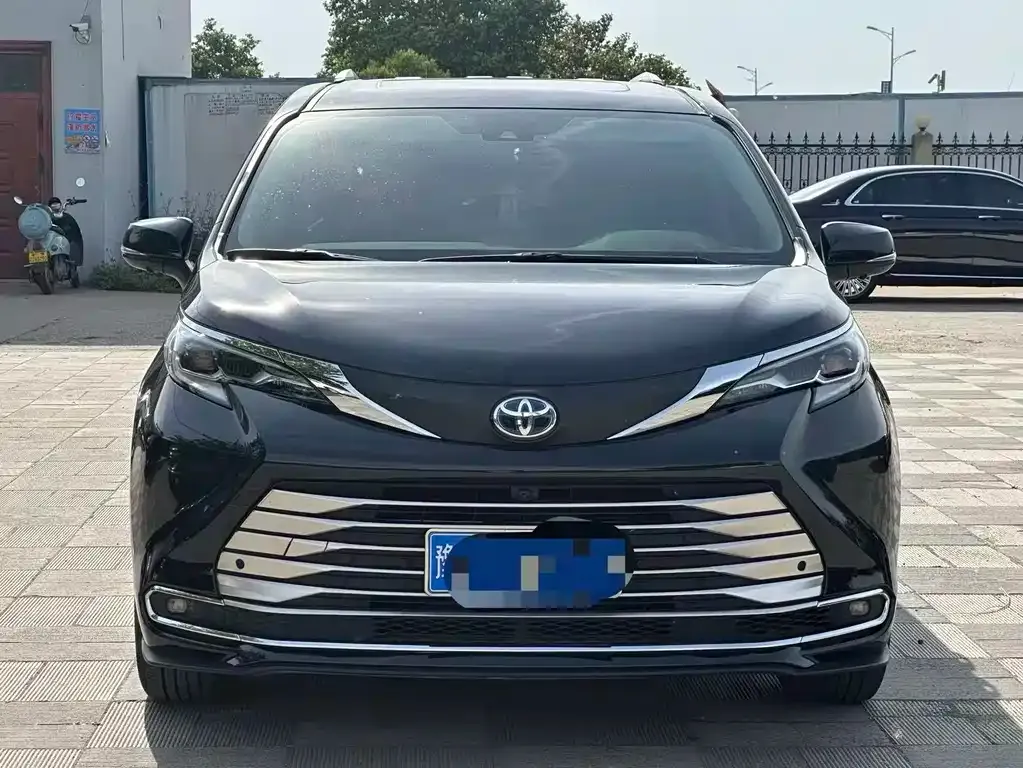 Toyota Sienna — фото 3