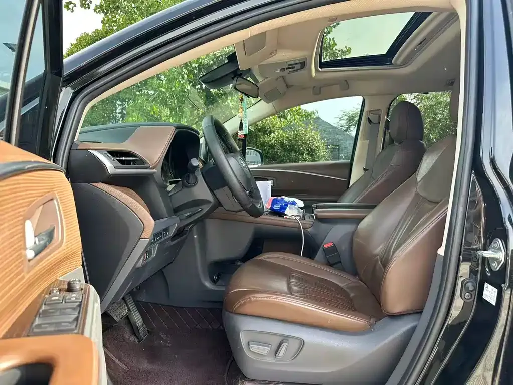 Toyota Sienna — фото 10