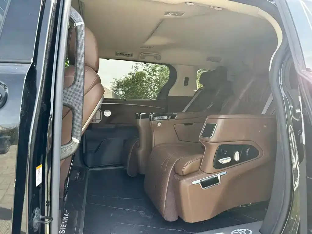 Toyota Sienna — фото 2
