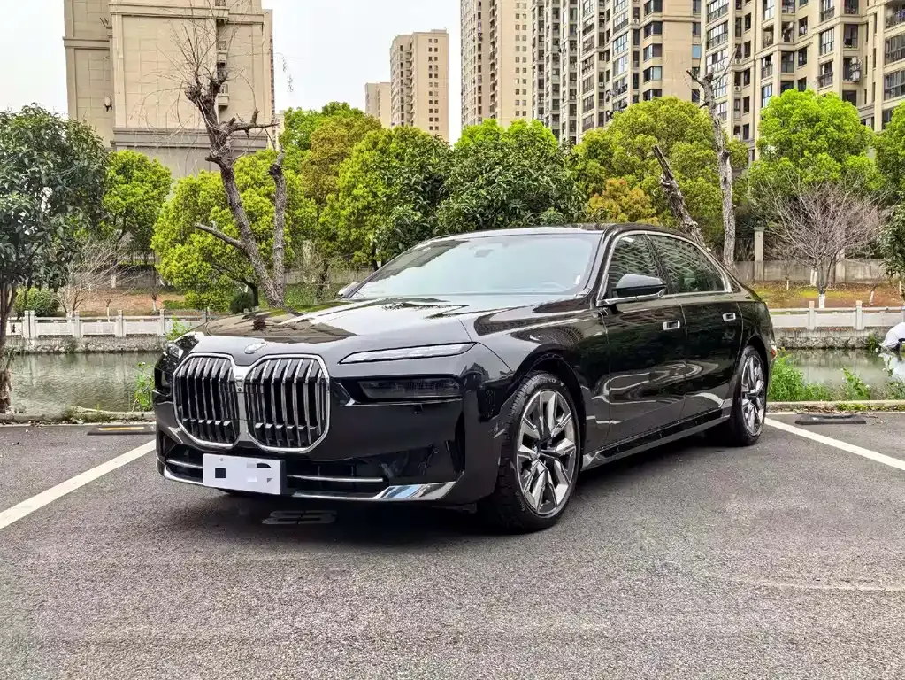 BMW 7 Series — фото 1