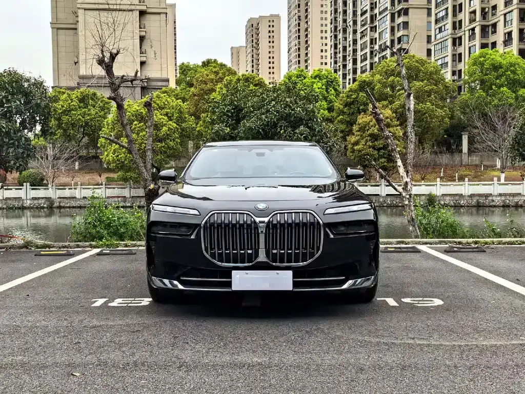 BMW 7 Series — фото 9