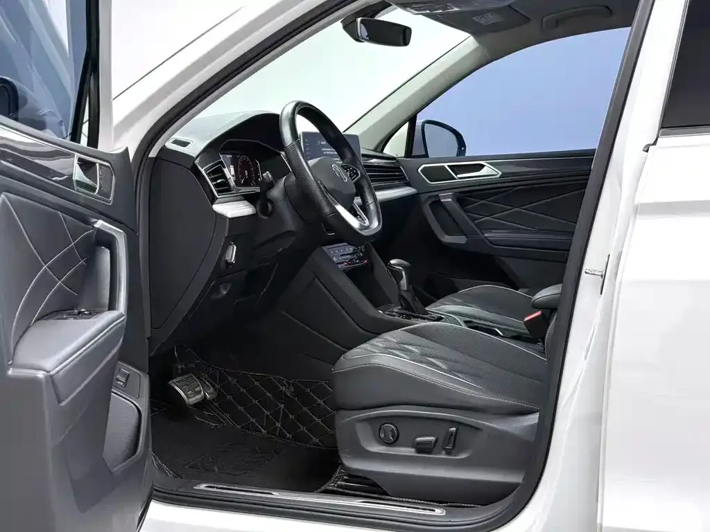 Volkswagen Tiguan L — фото 4