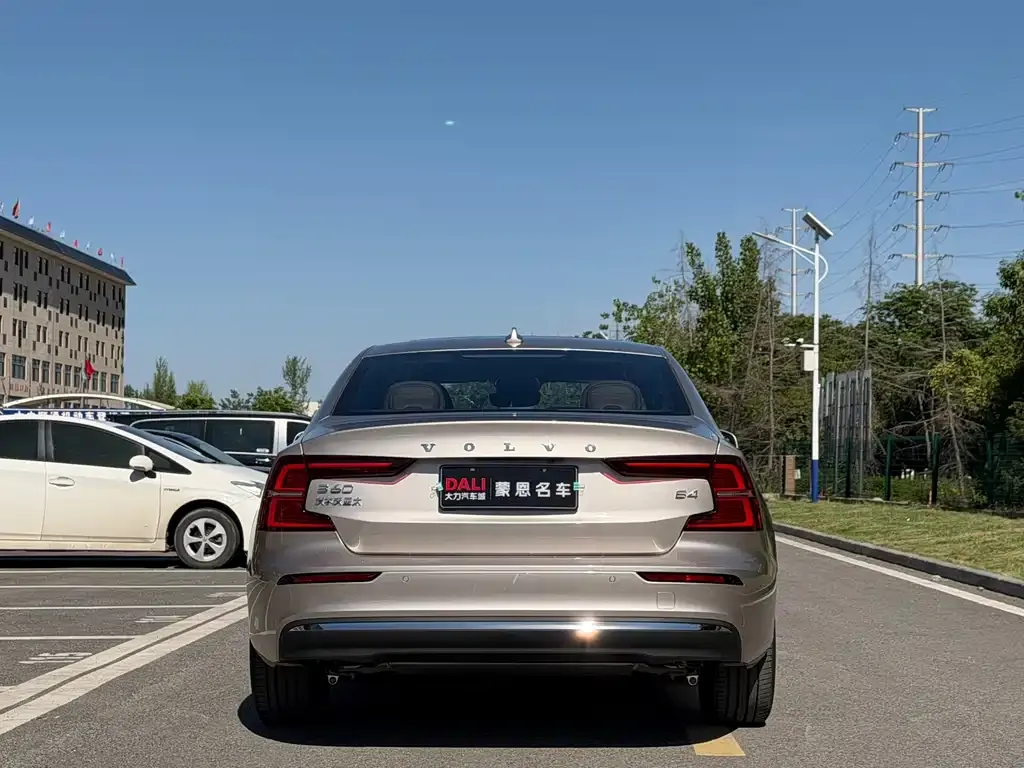 Volvo S60 2026 из CN, фото 4