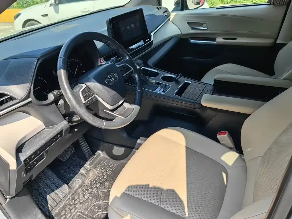 Toyota Sienna — фото 4