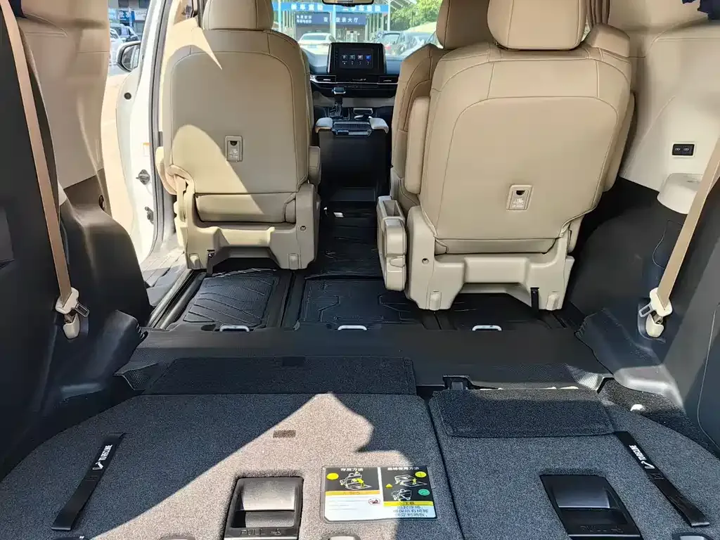 Toyota Sienna — фото 9