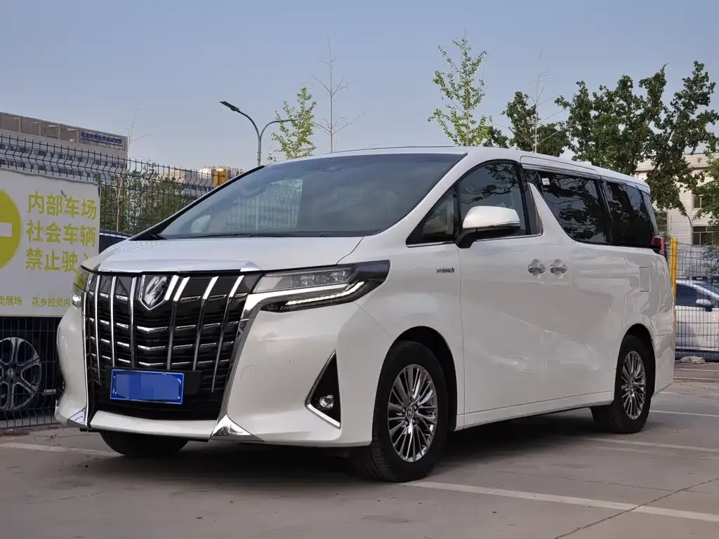 Toyota Alphard — фото 1