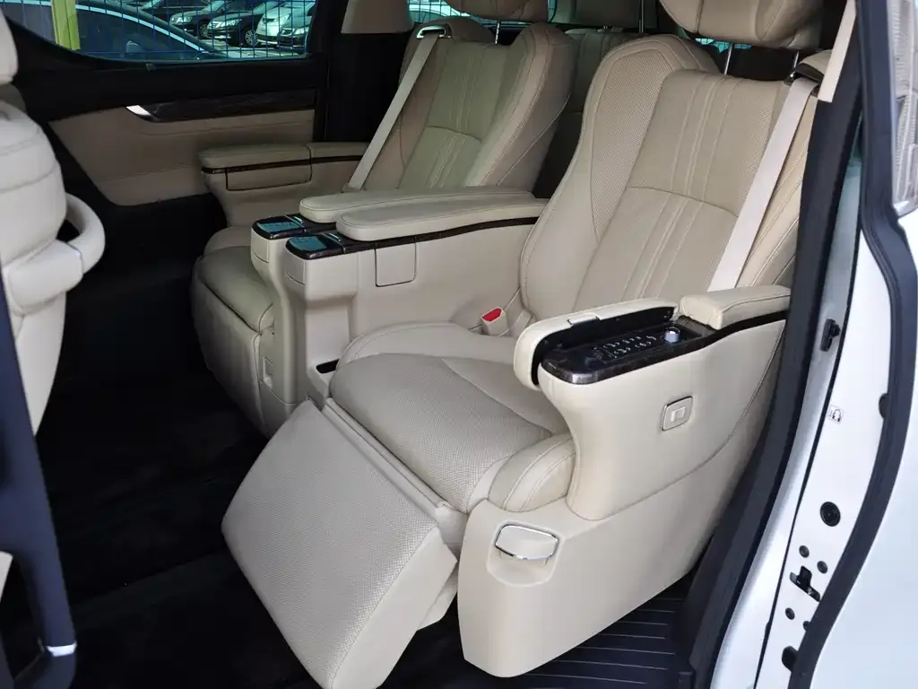 Toyota Alphard — фото 4