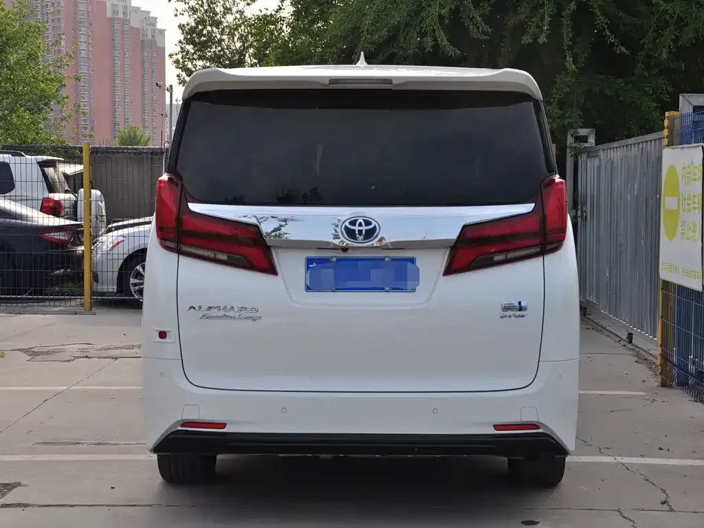 Toyota Alphard — фото 8