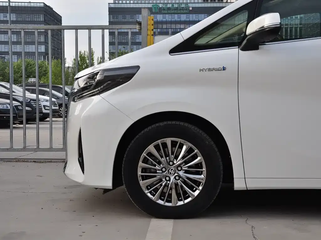 Toyota Alphard — фото 9