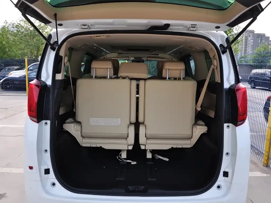 Toyota Alphard — фото 10