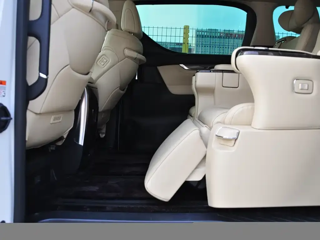 Toyota Alphard — фото 2