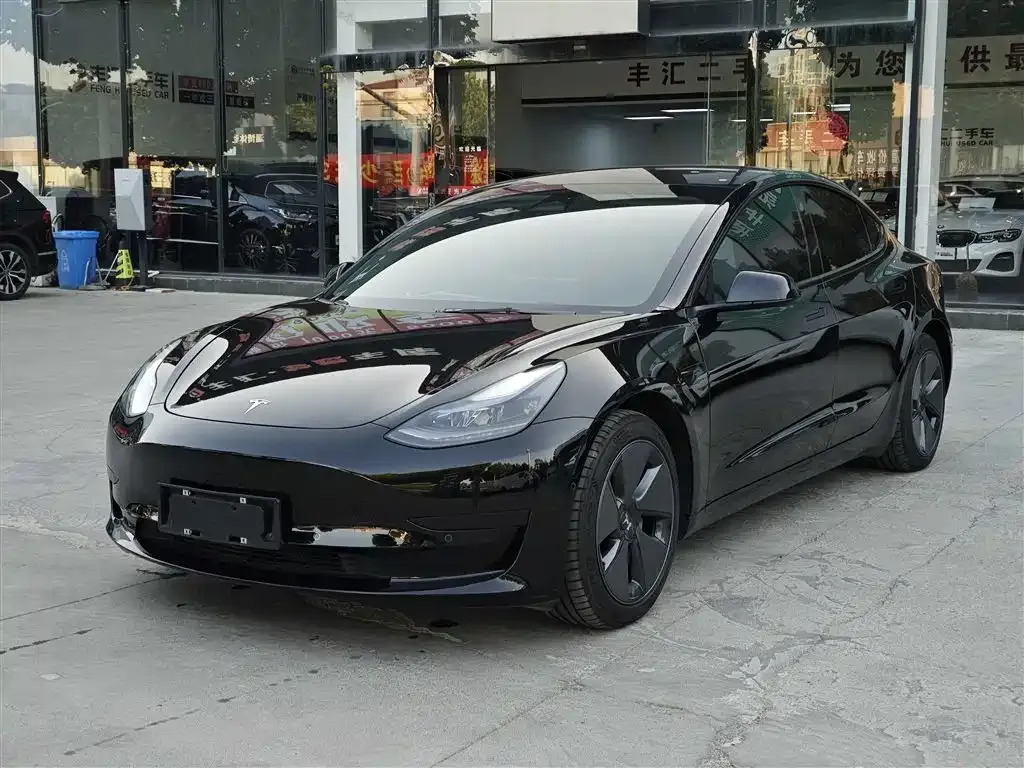 Tesla Model 3 — фото 1