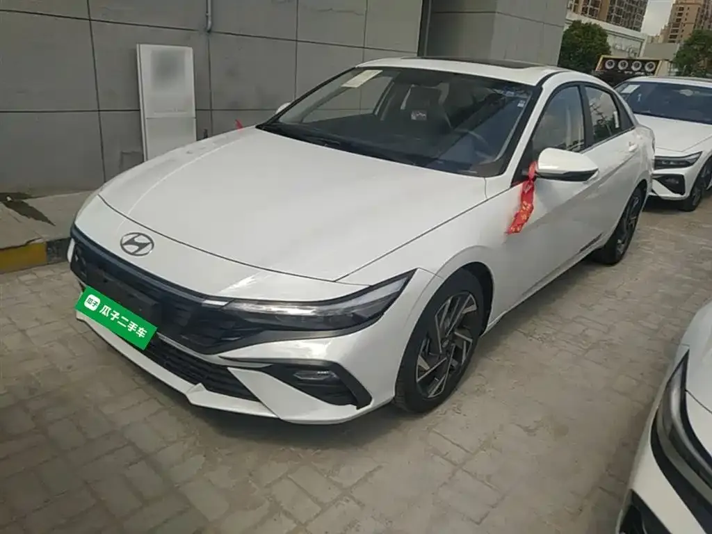 Hyundai Elantra — фото 1