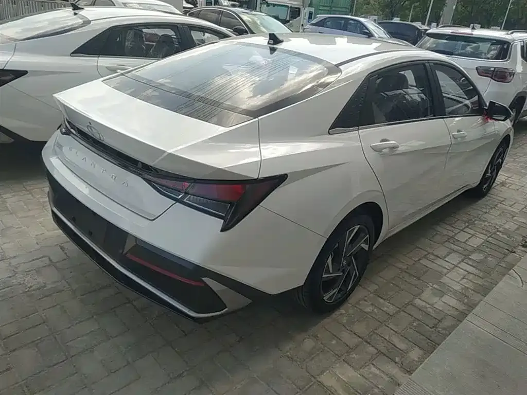 Hyundai Elantra — фото 7