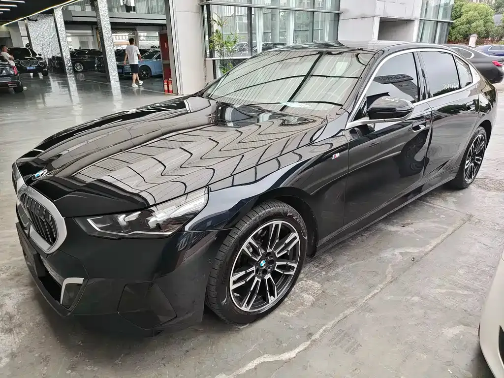 BMW 5 Series — фото 1