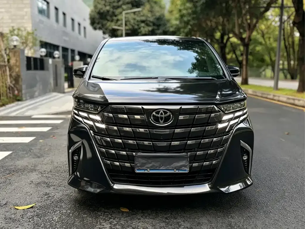 Toyota Alphard — фото 1