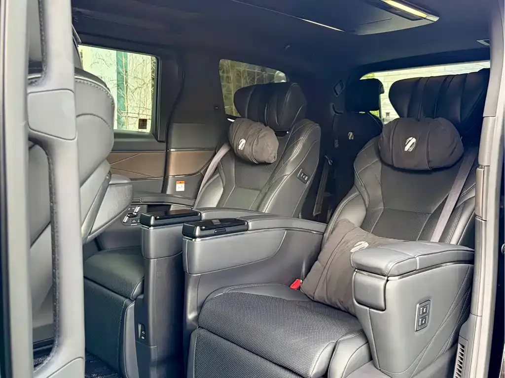 Toyota Alphard — фото 9