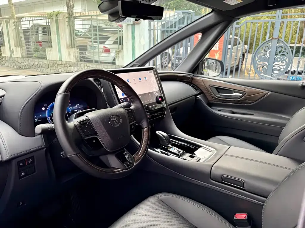 Toyota Alphard — фото 10