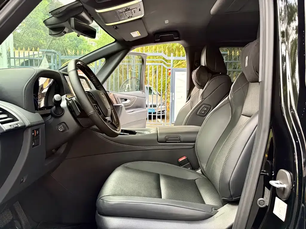 Toyota Alphard — фото 2