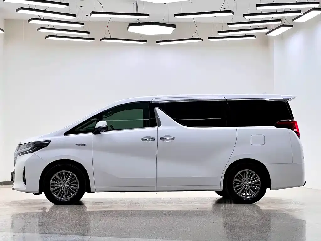 Toyota Alphard — фото 5