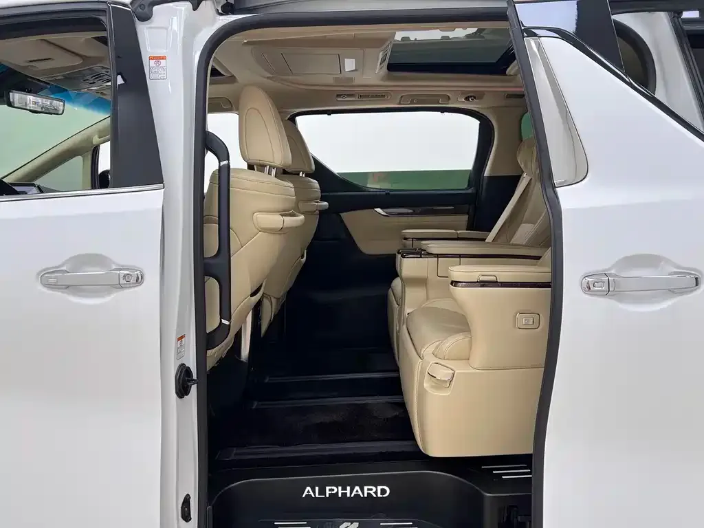 Toyota Alphard — фото 8
