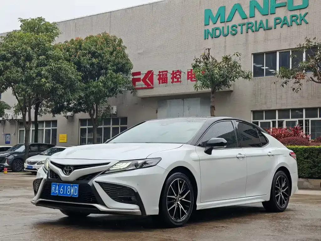 Toyota Camry — фото 1