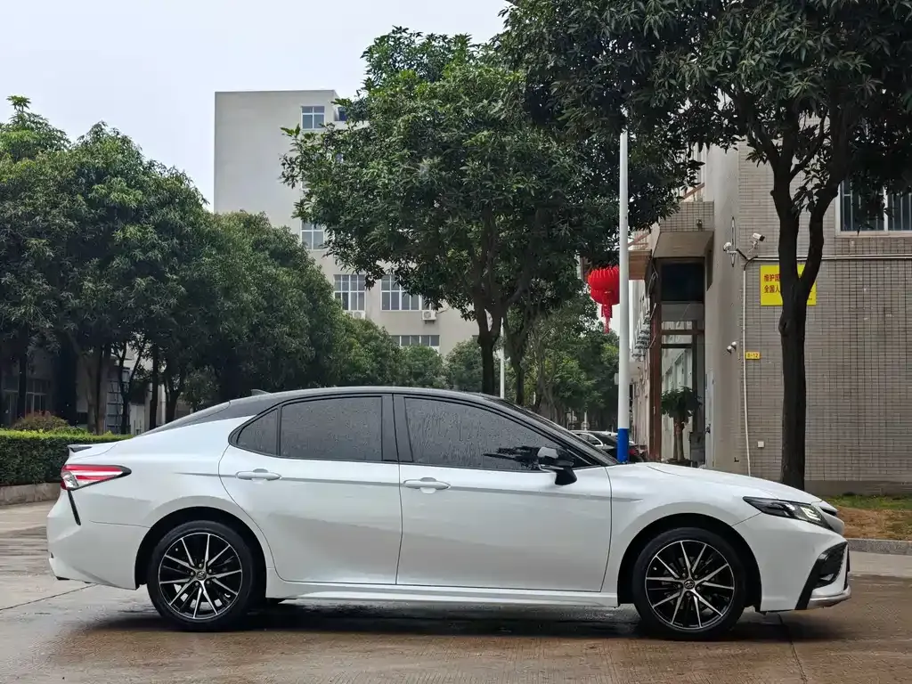Toyota Camry — фото 5