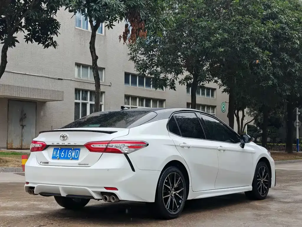 Toyota Camry — фото 8