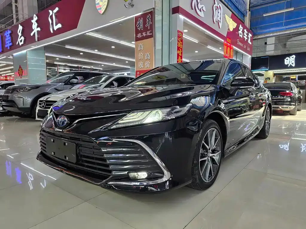 Toyota Camry — фото 1