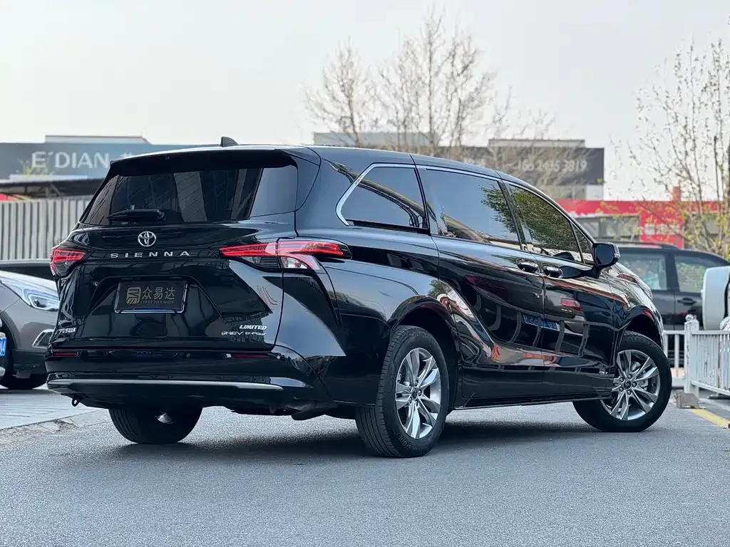 Toyota Sienna — фото 10