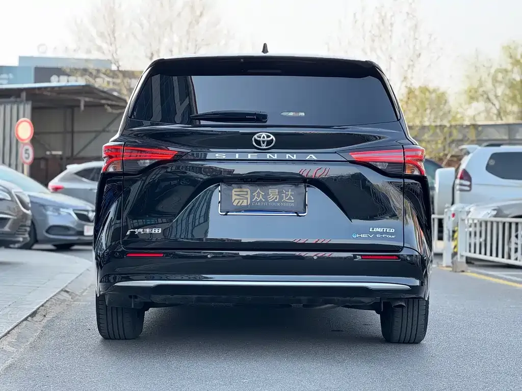 Toyota Sienna — фото 8