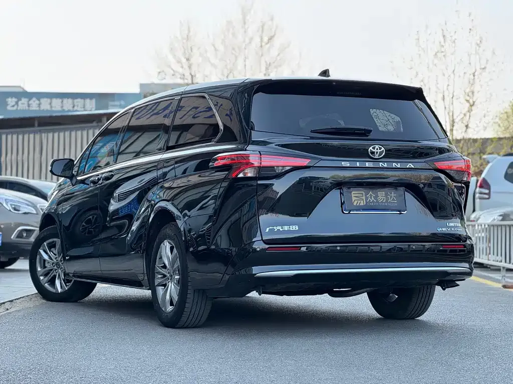 Toyota Sienna — фото 9