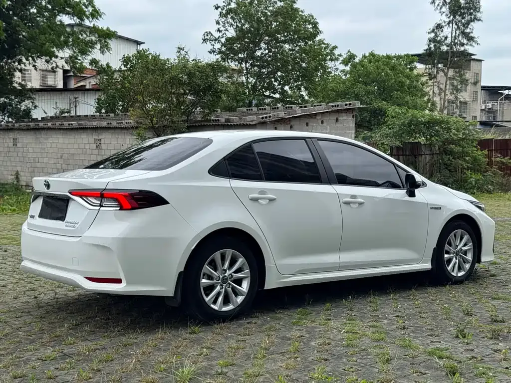 Toyota Corolla — фото 10