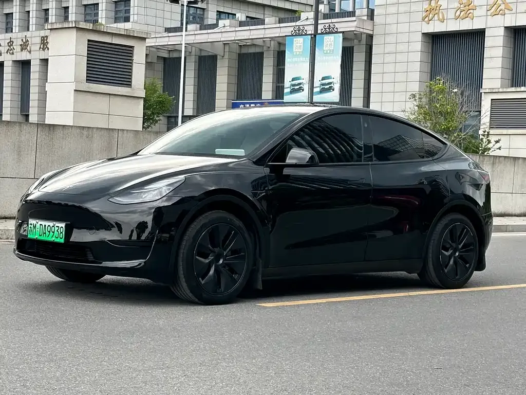 Tesla Model Y — фото 1
