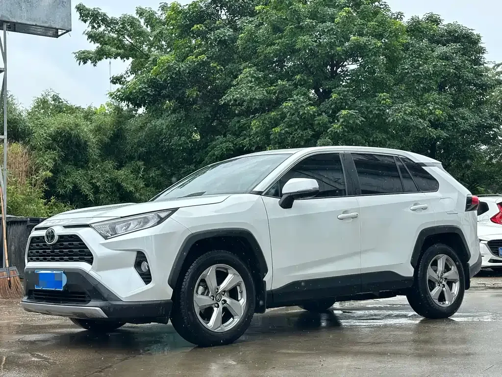 Toyota RAV4 — фото 1