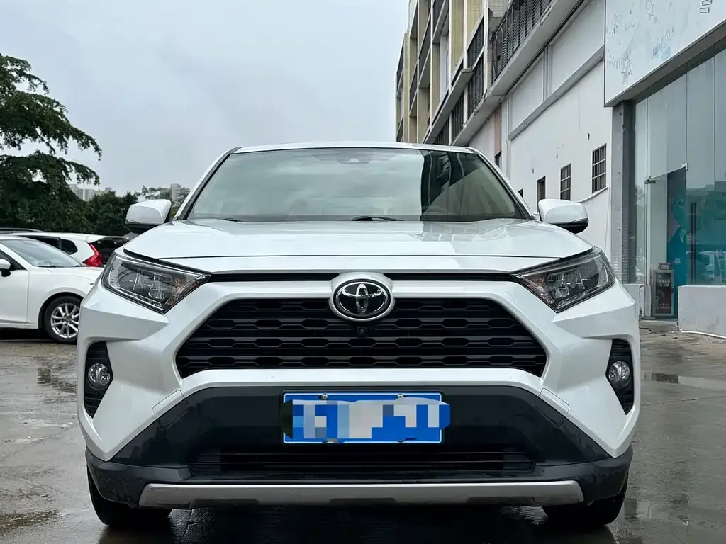 Toyota RAV4 — фото 7