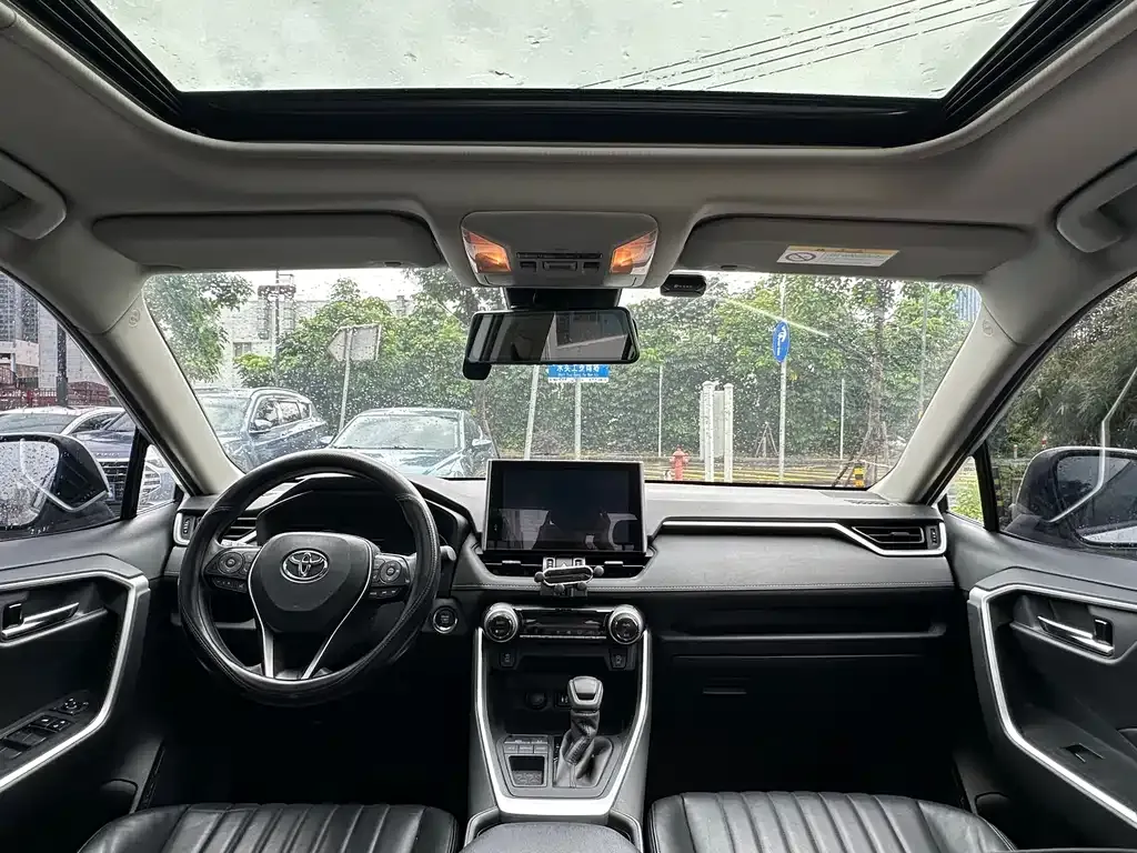 Toyota RAV4 — фото 6