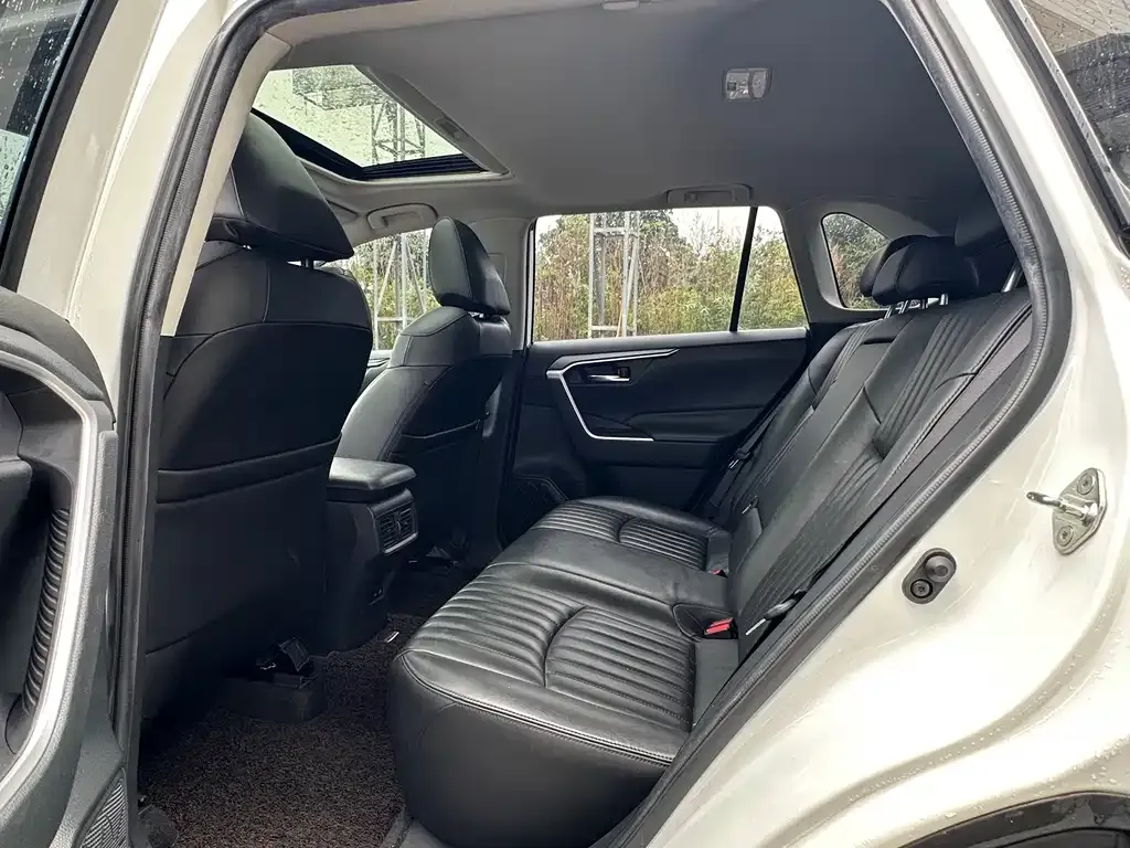Toyota RAV4 — фото 8