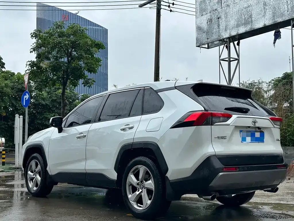 Toyota RAV4 — фото 4