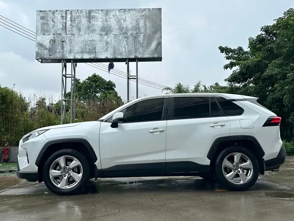 Toyota RAV4 — фото 9