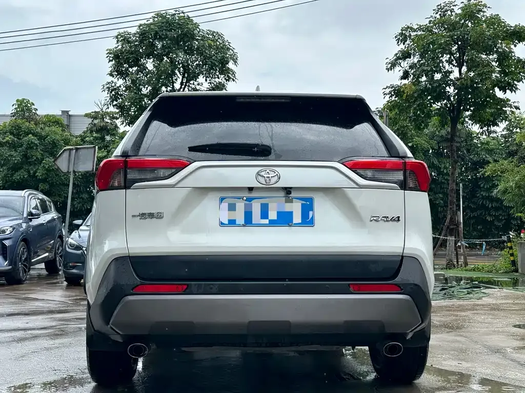 Toyota RAV4 — фото 5