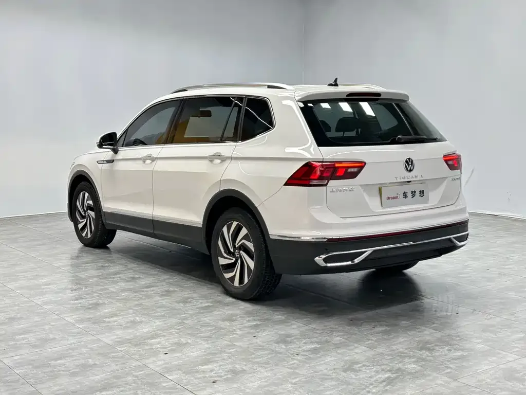 Volkswagen Tiguan L — фото 10