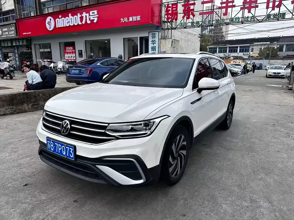 Volkswagen Tiguan L — фото 1