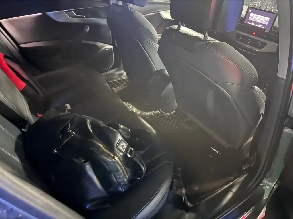 Audi A4L 2023 из CN, фото 3