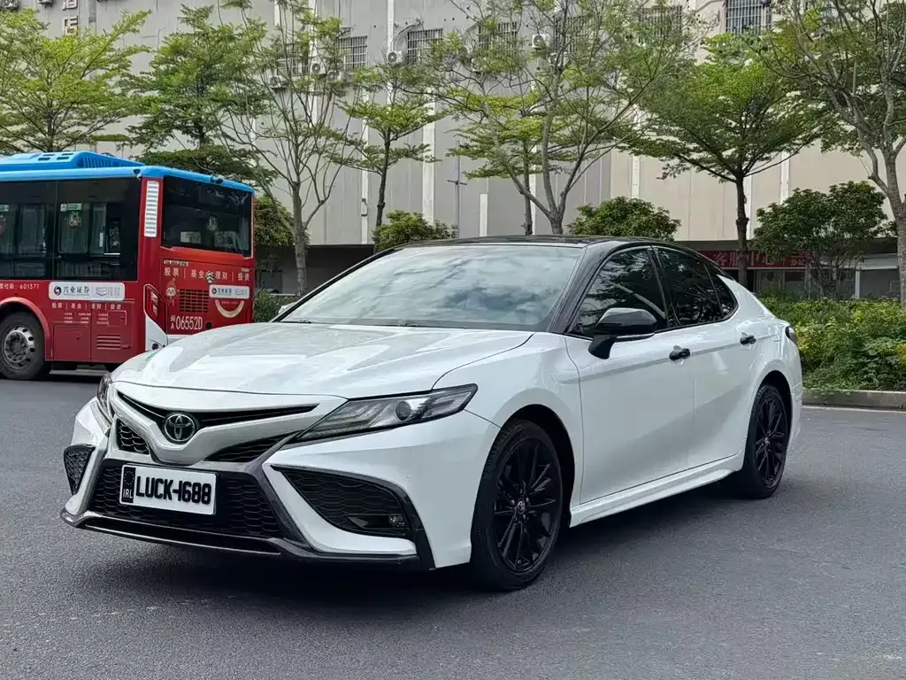 Toyota Camry — фото 1