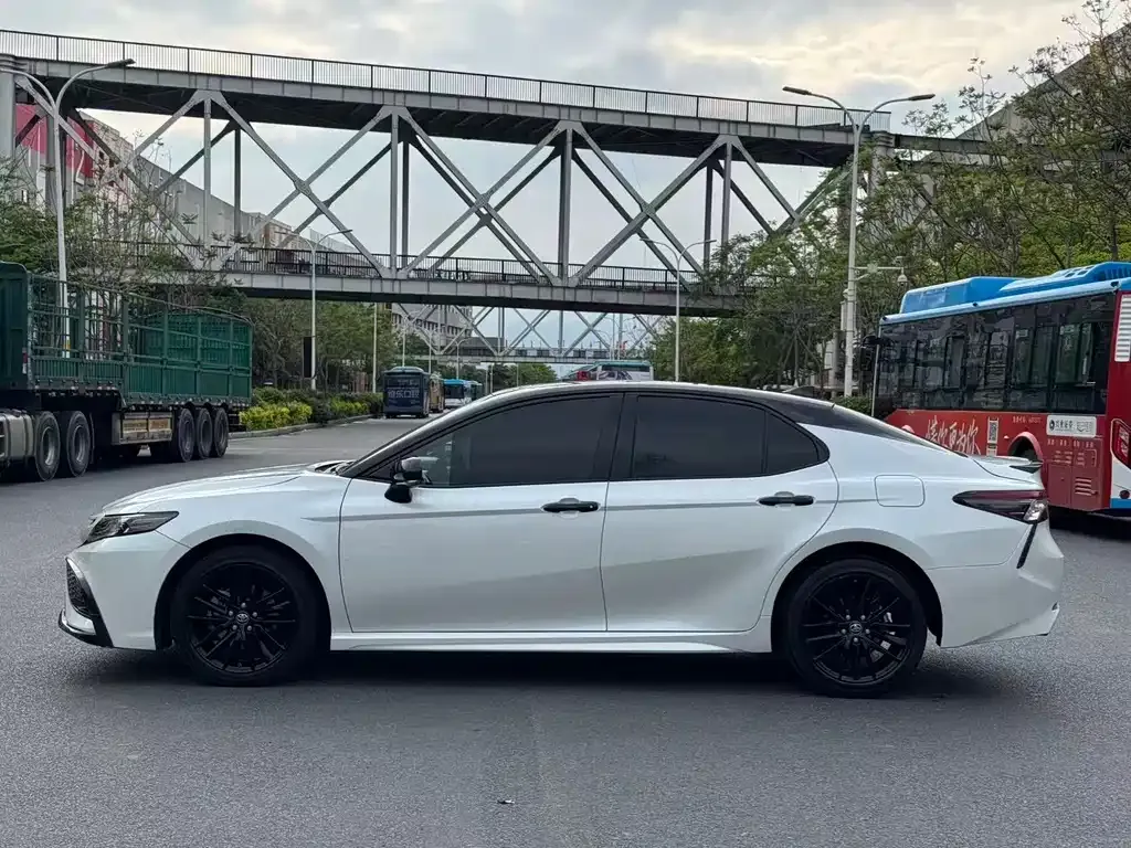 Toyota Camry — фото 7