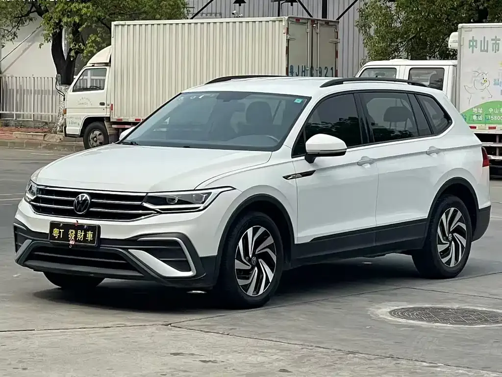 Volkswagen Tiguan L — фото 1