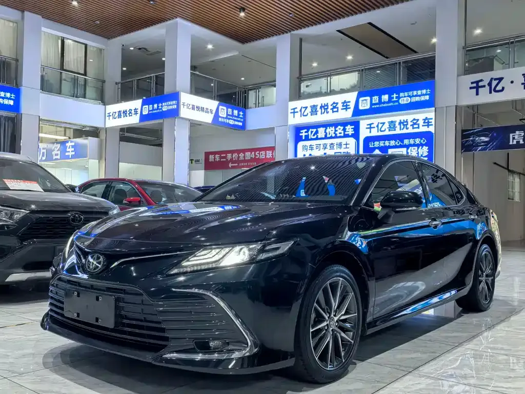Toyota Camry — фото 1