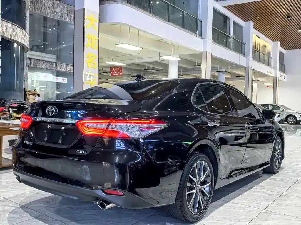 Toyota Camry — фото 6